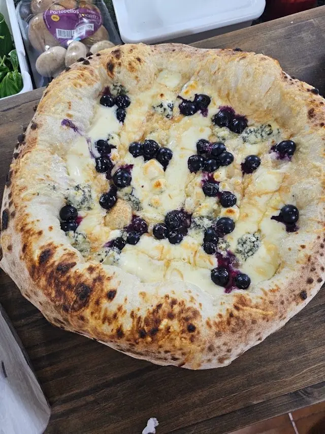 Pizza con arándanos y queso azul