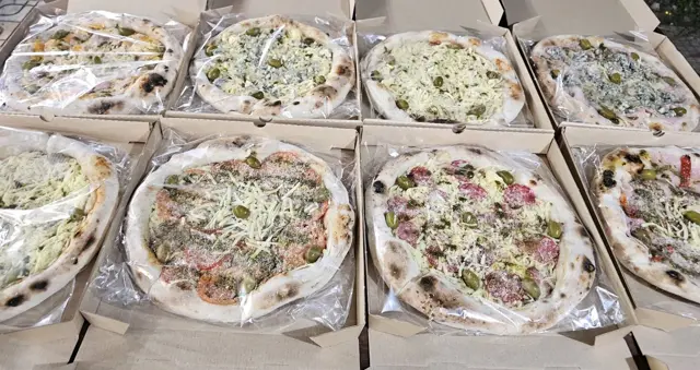 Pizzas precocidas en cajas listas para negocios