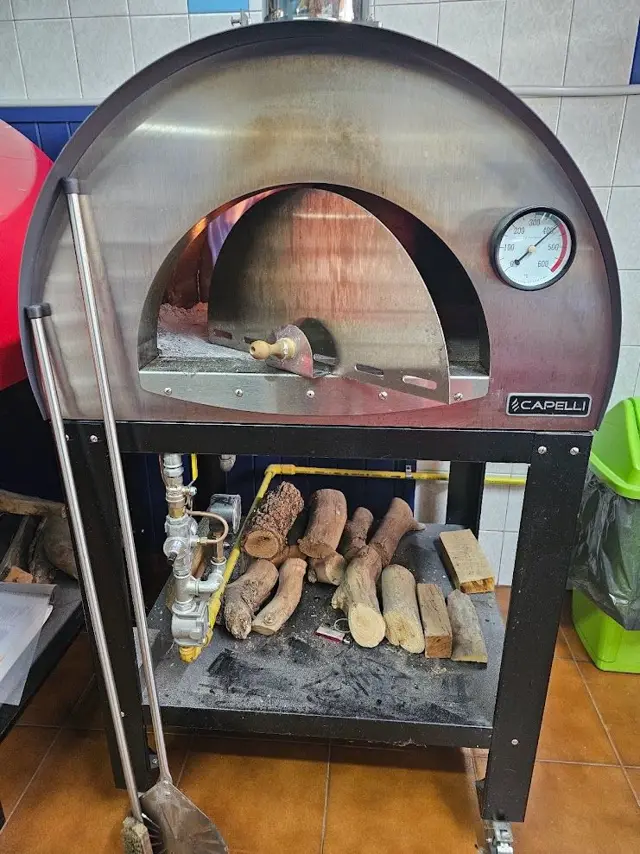 Pizza napolitana en horno a leña