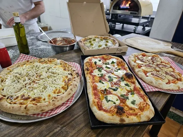 Pizzas napolitana y al molde terminadas